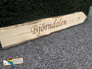 Aangeleverde houten plank graveren